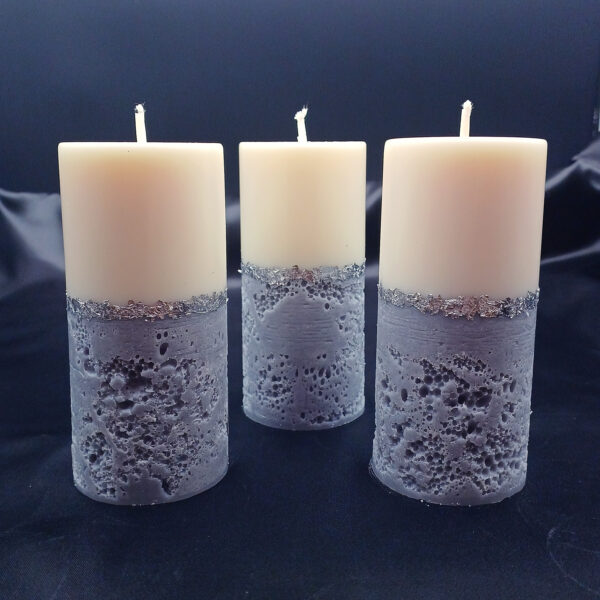 Bougies artisanales pilier Alchimie Beautiful Day – ivoire et gris, collection automne hiver 2025