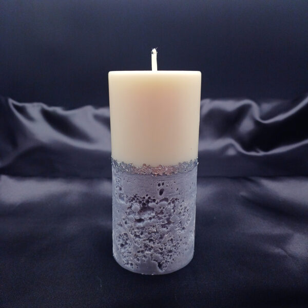 Bougie artisanale pilier Alchimie Beautiful Day – ivoire et gris décor feuille d’argent, effet minéral texturé