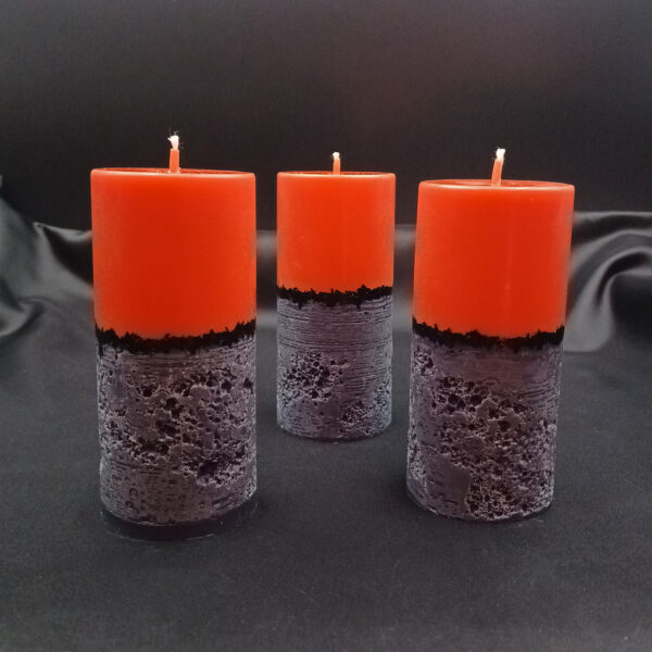 Bougie artisanale pilier Halloween – Alchimie orange et noir décor feuille d’argent, effet minéral texturé