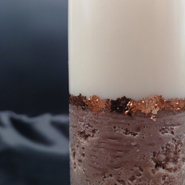 Bougie artisanale pilier Alchimie L’Absolu – ivoire et marron décor cuivré, détail du motif texturé