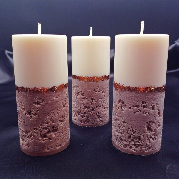 Bougies artisanales pilier Alchimie L’Absolu – ivoire et marron, collection automne hiver 2025