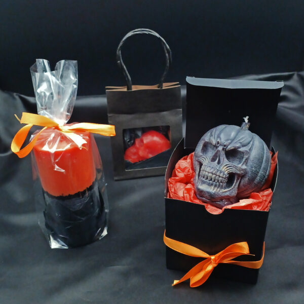 Coffret Halloween bougies artisanales – pilier décoré feuille d’argent, crâne citrouille noir et mini crâne orange