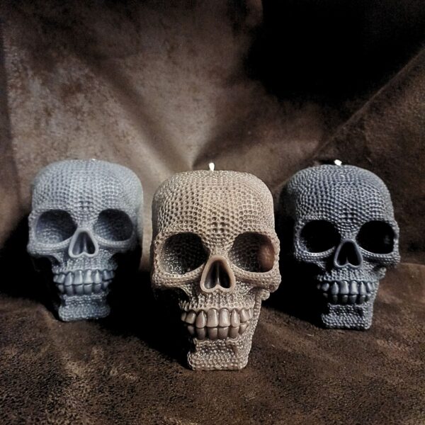 Bougies crâne Le Gardien - Bougie XXL en trois couleurs posées sur fond sombre