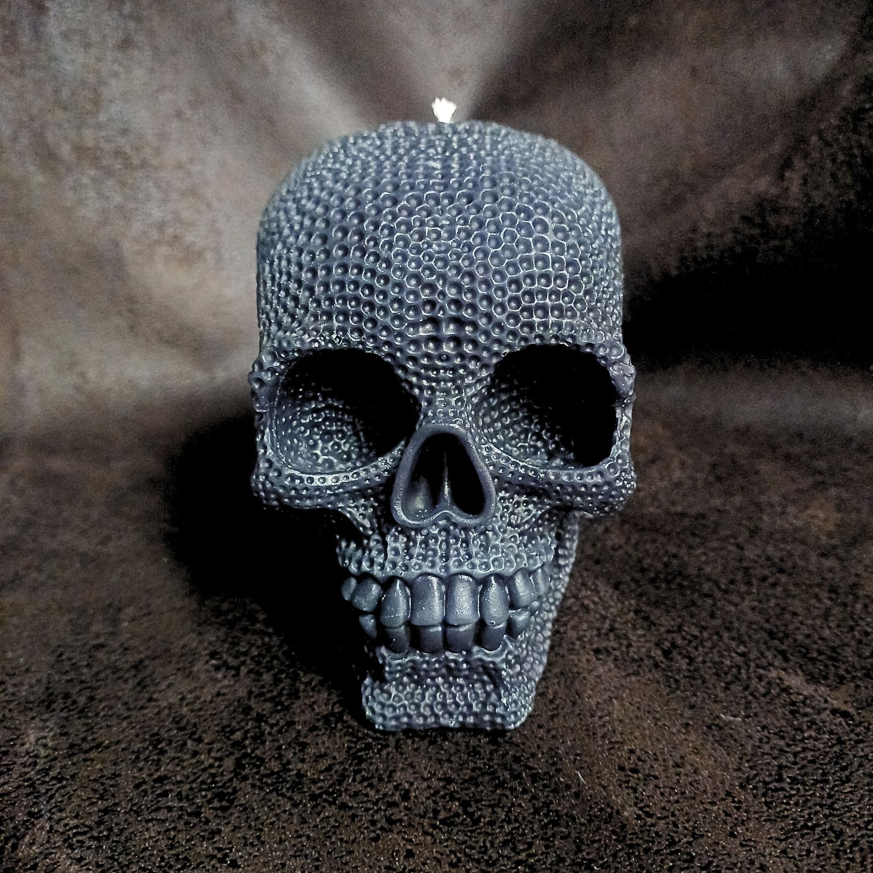 Bougies crâne Le Gardien - Bougie XXL, couleur noire posée sur fond sombre